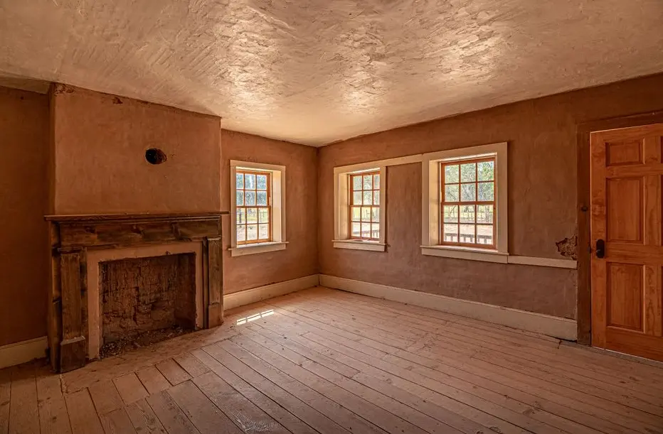 Dupaja tradesperson applying finishing paint coat in a Manchester home